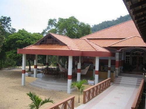 Bukit Keluang Beach Resort Kampung Raja Exterior photo